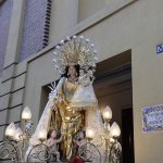 La imagen peregrina de la Virgen de los Desamparados visita el barrio valenciano de Ruzafa