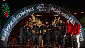 La “Mejor hamburguesa de España” brilla con pan azul y oro rosa y es del restaurante cordobés Nolito’s