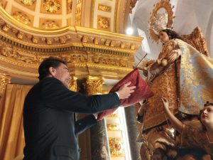 Barcala ofrece a la Virgen del Remedio el Bastón de Mando de Alicante en el 75 aniversario como Alcaldesa Perpetua