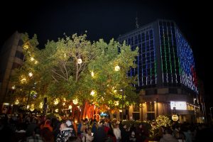 Torrent enciende la Navidad con un gran espectáculo inaugural que llena de magia la Plaça Bisbe Benlloch