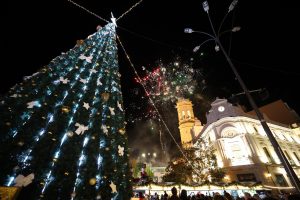 Burriana ilumina su Navidad con el encendido del árbol, los edificios municipales y las calles de la ciudad
