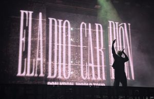 Eladio Carrión ofrece una noche de trap puro y potencia visual en el Roig Arena