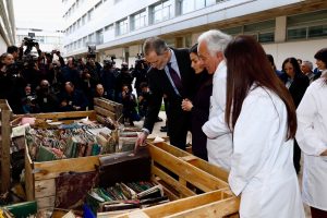 Los Reyes de España visitan la exposición «Salvem les fotos» con imágenes recuperadas tras la DANA