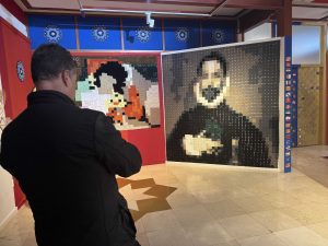 La nueva obra de El Greco de ganchillo cautiva a periodistas y escritores turísticos de la provincia de Alicante