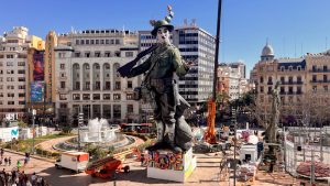 Las fallas municipales toman forma tras completar la figura central