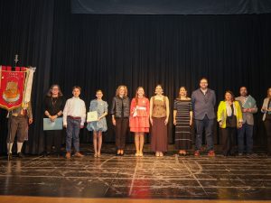 Torrent reconoce la trayectoria fallera con la entrega de las insignias “Torre d’Or” y “Bunyol d’Or en Fulles de Llorer i Brillants”