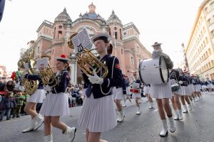 Castellón disfruta de sus fiestas más internacionales con el Desfile Internacional de Animación con 800 participantes