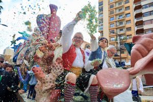 Castellón se llena de color y sonrisas con el Coso Multicolor, que lanza 5.500 kilos de confeti