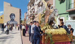 Una multitudinaria procesión de las palmas recorre Villajoyosa este Domingo de Ramos
