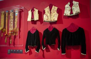 La Diputación de València recorre la historia de la indumentaria fallera en el siglo XX