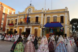 Las Fallas de Burjassot honran a su patrona, la Virgen de la Cabeza en la ofrenda del 16 de marzo