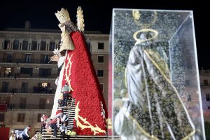 Valencia se llena de flores para honrar a su patrona, la Virgen de los Desamparados