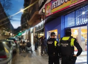 Mislata refuerza el control de la pirotecnia con una patrulla específica de la Policía Local durante las Fallas