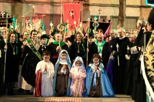 La “Tornà” de la Romería regresa a la ciudad tras cumplir con la tradición, con la visita a la Basílica del Lledó y el emotivo acto de “Les Tres Caigudes”