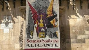 La Semana Santa llega al Ayuntamiento de Alicante con los tapices florales alusivos a los carteles de 2026 y 1959