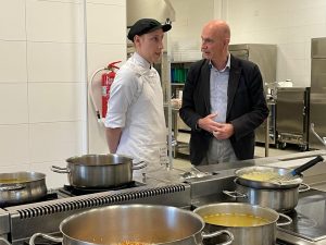 El alumnado del Taller GastroVLC muestra su talento culinario ante el sector hotelero