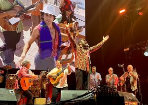 Los Delinqüentes celebran el legado del “sentimiento garrapatero” en el Roig Arena