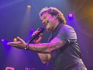 Diego Torres hace vibrar la sala Auditorio Roig Arena con una noche cargada de ritmo